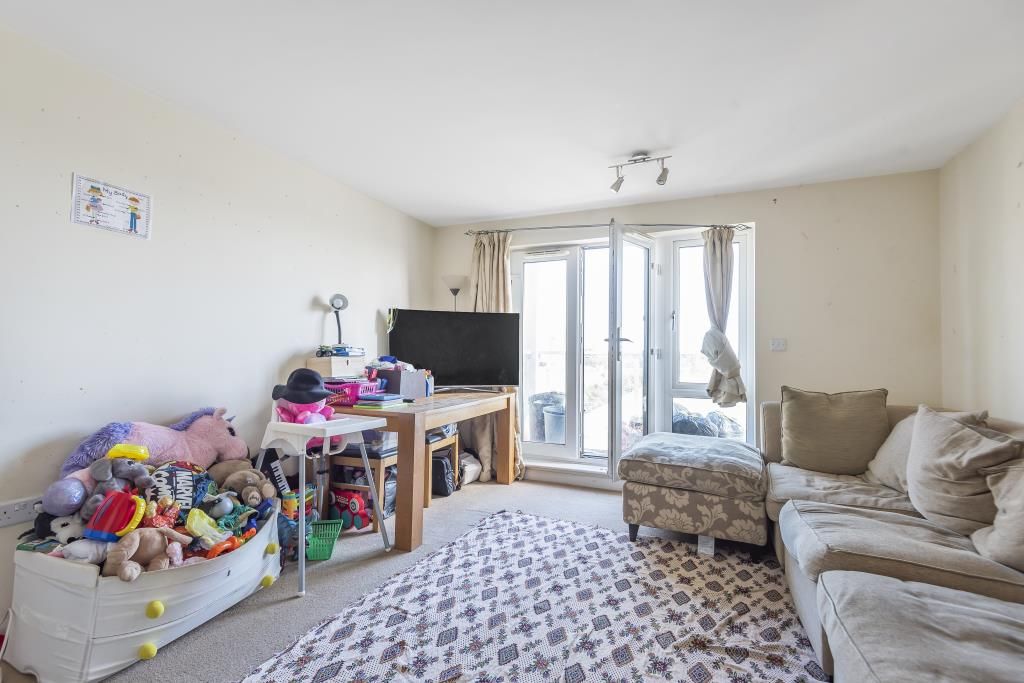 2 bed flat for sale in Slough, Berkshire SL2, £220,000
