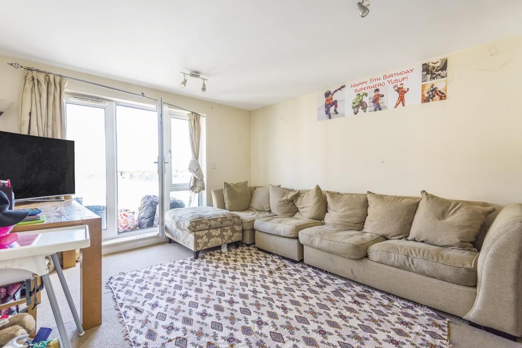 2 bed flat for sale in Slough, Berkshire SL2, £220,000