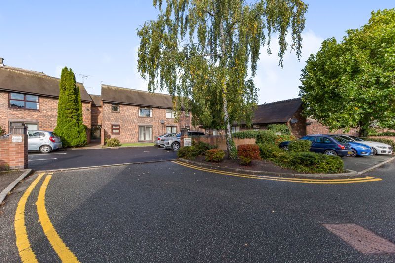 2 bed flat for sale in Bowling Green Court, Nantwich CW5, £125,000