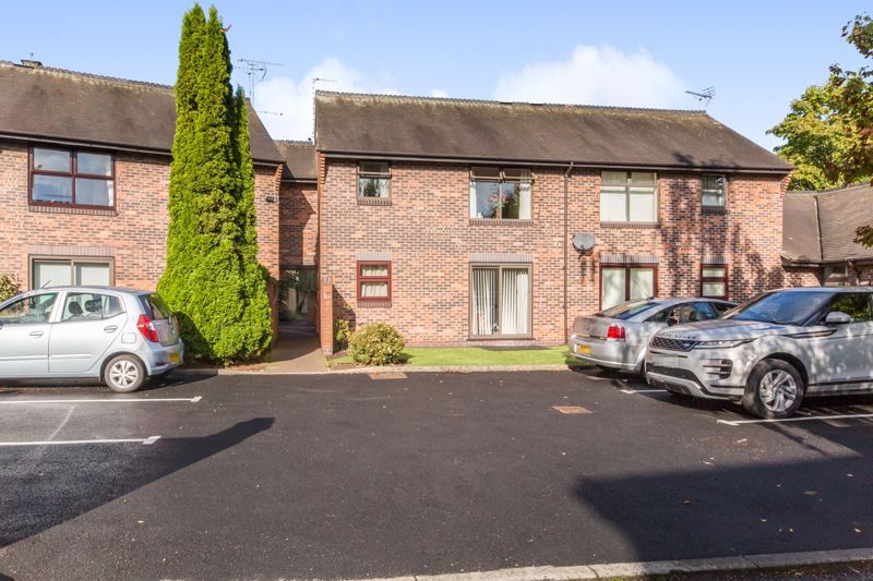 2 bed flat for sale in Bowling Green Court, Nantwich CW5, £125,000