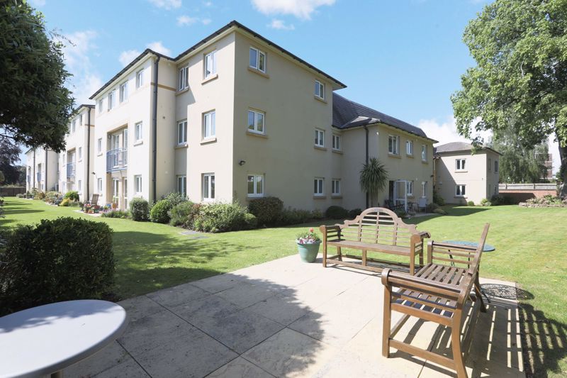 1 bed flat for sale in Lefroy Court, Cheltenham GL51, £104,950