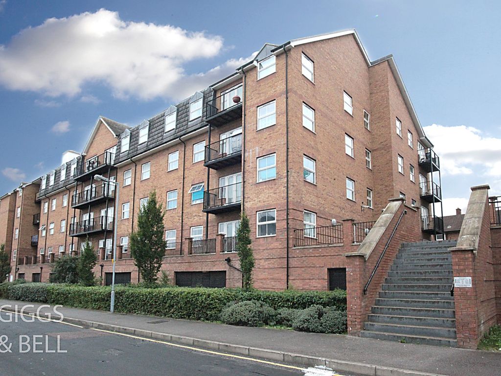 2 bed flat for sale in Holly Street, Luton, Bedfordshire LU1, £190,000