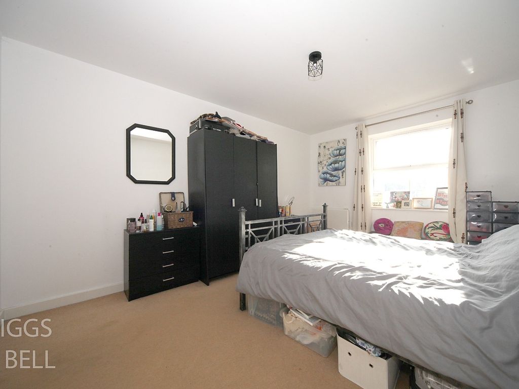 2 bed flat for sale in Holly Street, Luton, Bedfordshire LU1, £190,000