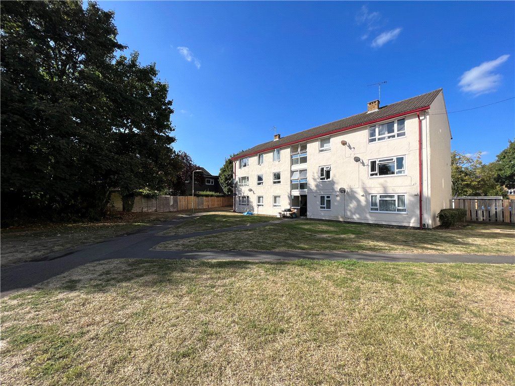 2 bed flat for sale in Montgomery Road, Farnborough, Hampshire GU14, £180,000