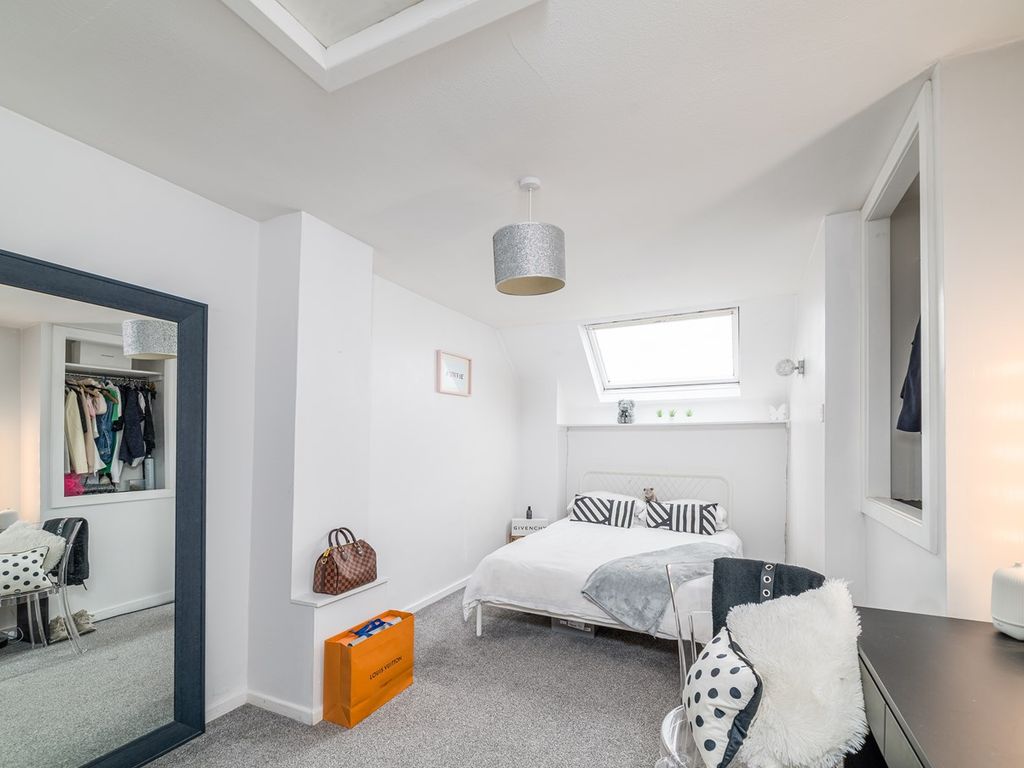 4 bed flat for sale in Craigmount Court, Edinburgh EH4, £279,000
