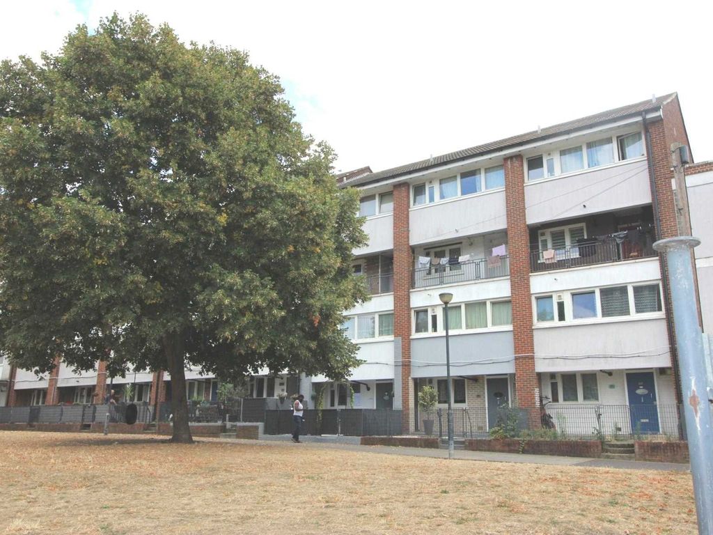 3 bed maisonette for sale in Villas Road, London SE18, £225,000