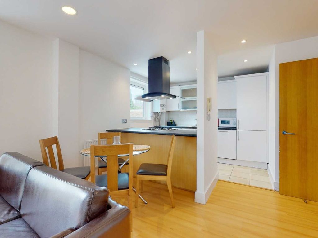 1 bed flat for sale in Westferry Road, Canary Wharf E14, £310,000