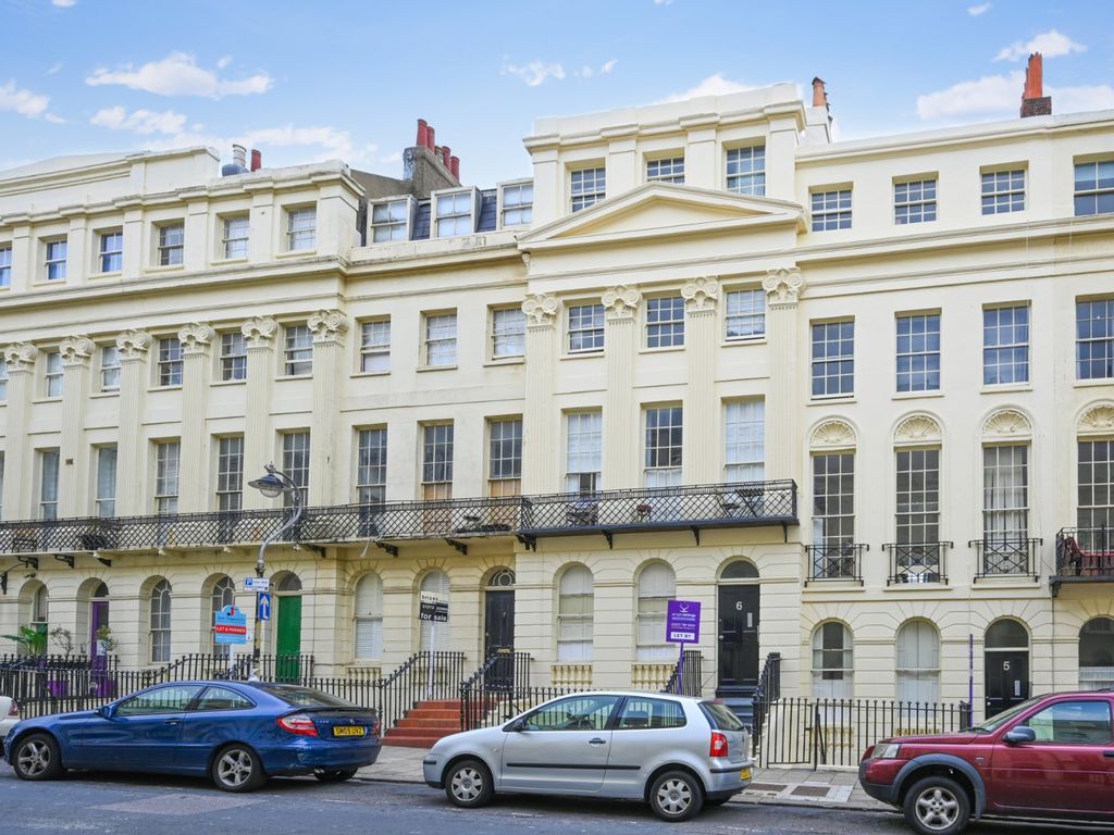 1 bed flat for sale in Oriental Place, Brighton, East Sussex BN1, £135,000