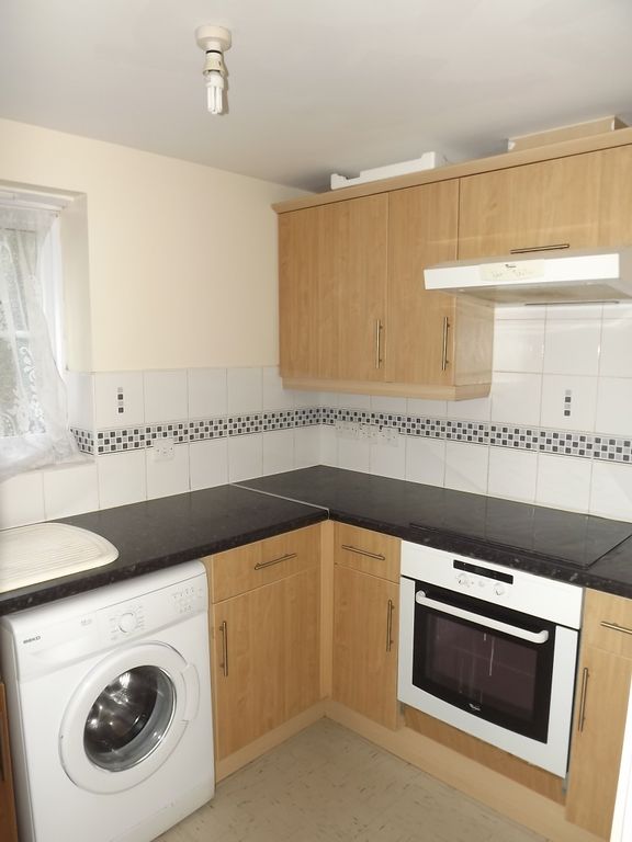 2 bed flat for sale in Gladstone Street, West Bromwich B71, £110,000