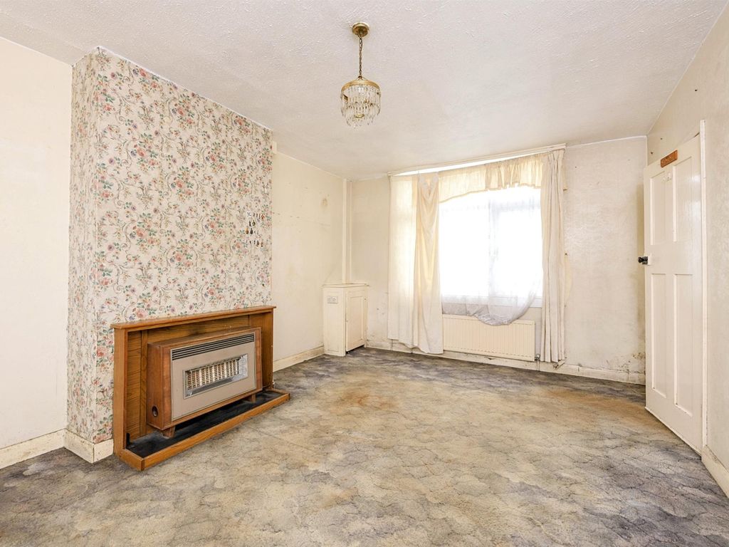 3 bed end terrace house for sale in Hazeldene Road, Northampton NN2, £160,000