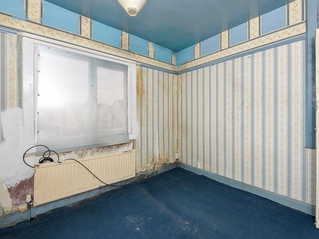 3 bed end terrace house for sale in Hazeldene Road, Northampton NN2, £160,000