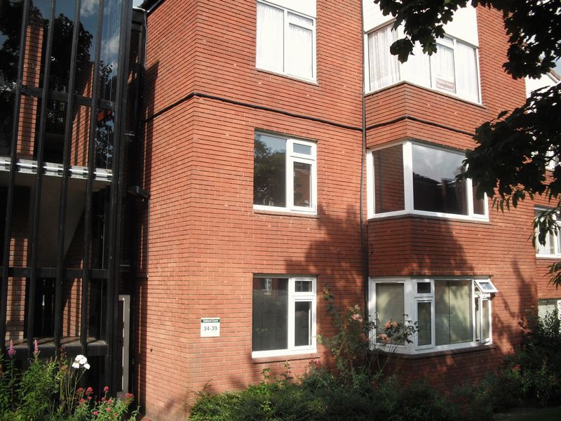 2 bed flat for sale in Dalford Court, Telford TF3, £75,000
