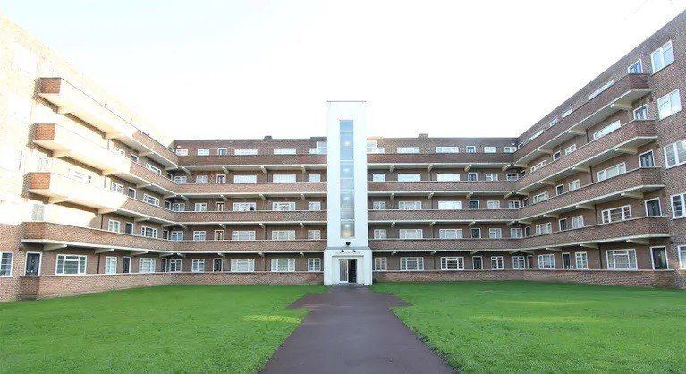 2 bed flat for sale in Anerley Park, London SE20, £285,000