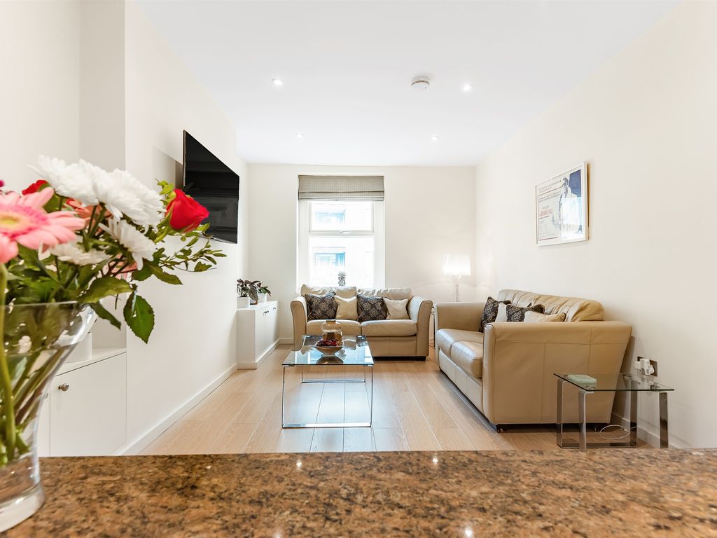 2 bed flat for sale in Camberwell Road, London SE5, £270,000