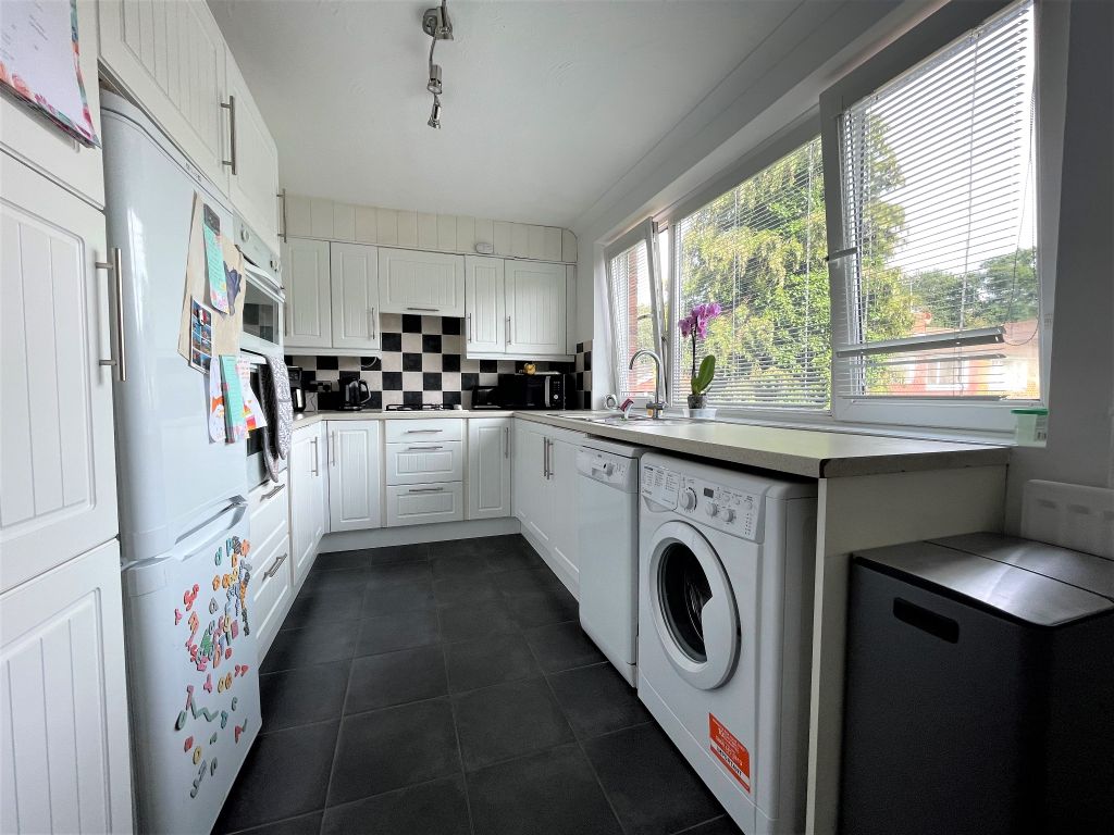 2 bed maisonette for sale in Rutland Way, Southampton SO18, £199,950