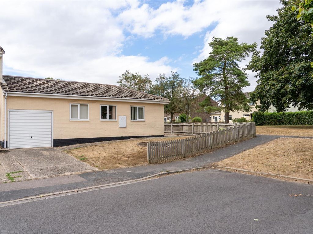 3 bed bungalow for sale in Gunary Close, Boxford, Sudbury CO10, £265,000