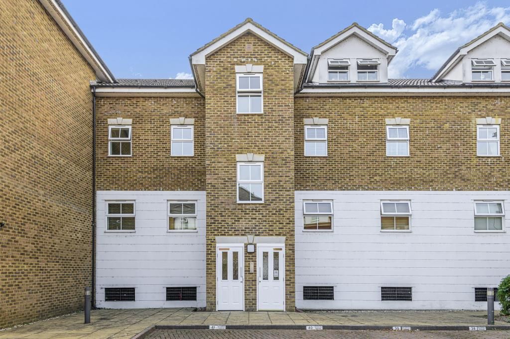 2 bed flat for sale in Wraysbury, Berkshire TW19, £325,000