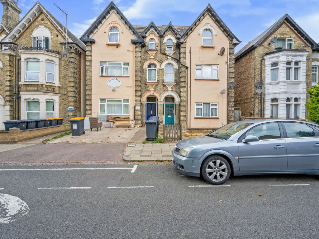 1 bed flat for sale in Chaucer Road, Bedford MK40, £145,000