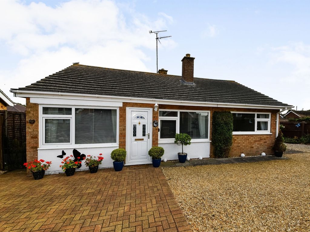 2 bed detached bungalow for sale in South Moor Drive, Heacham, King's Lynn PE31, £325,000