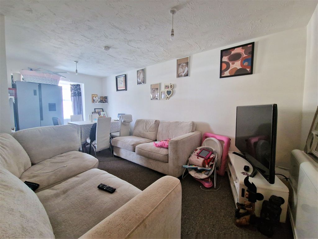 2 bed flat for sale in Adeliza Close, Barking IG11, £230,000