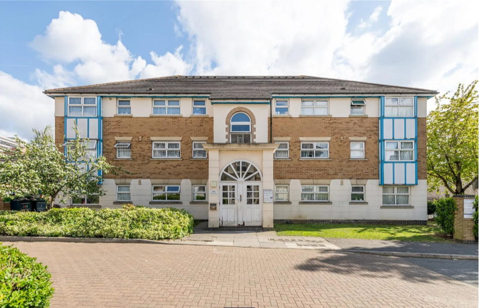 2 bed flat for sale in Adeliza Close, Barking IG11, £230,000