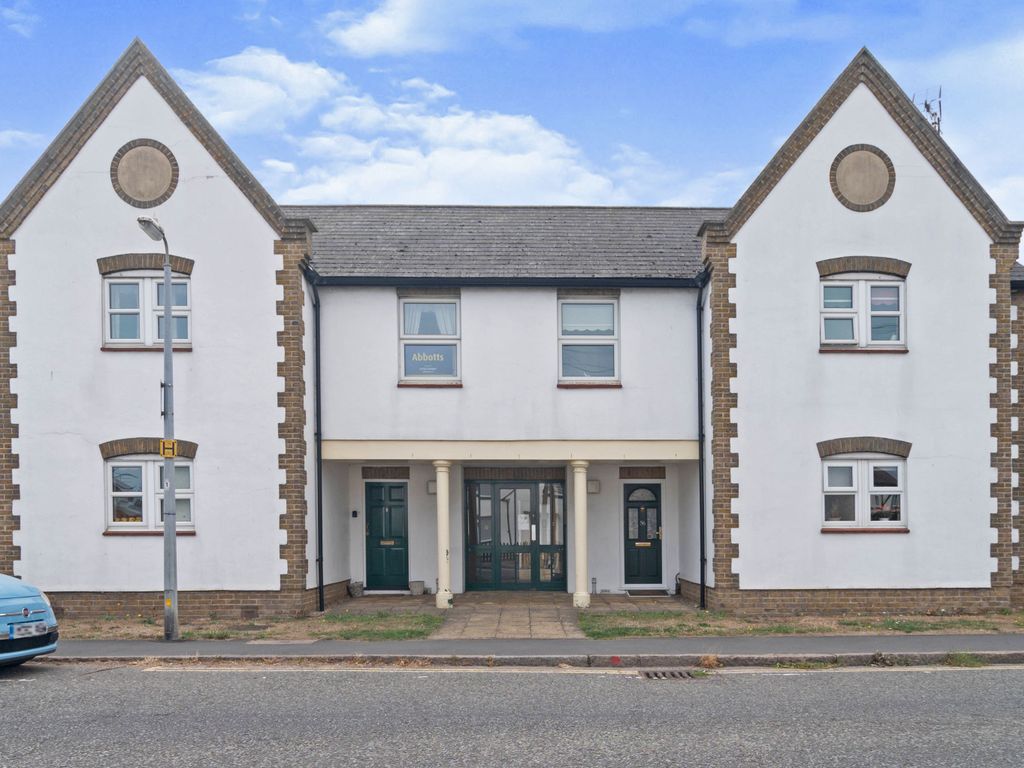 2 bed flat for sale in East Street, Rochford SS4, £145,000