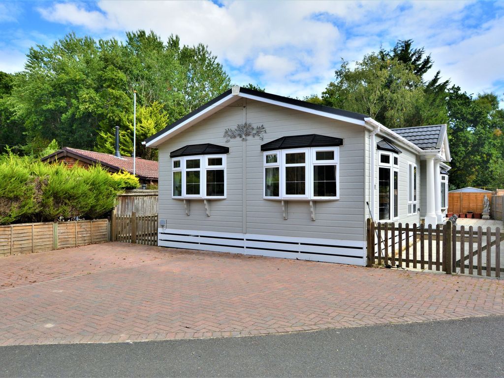 2 bed bungalow for sale in Ruckinge, Ashford TN26, £275,000