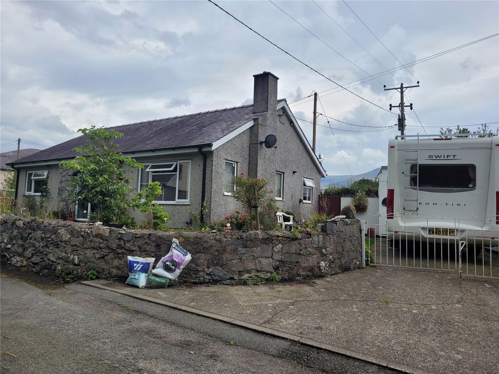 2 bed bungalow for sale in Penisarwaun, Caernarfon LL55, £220,000