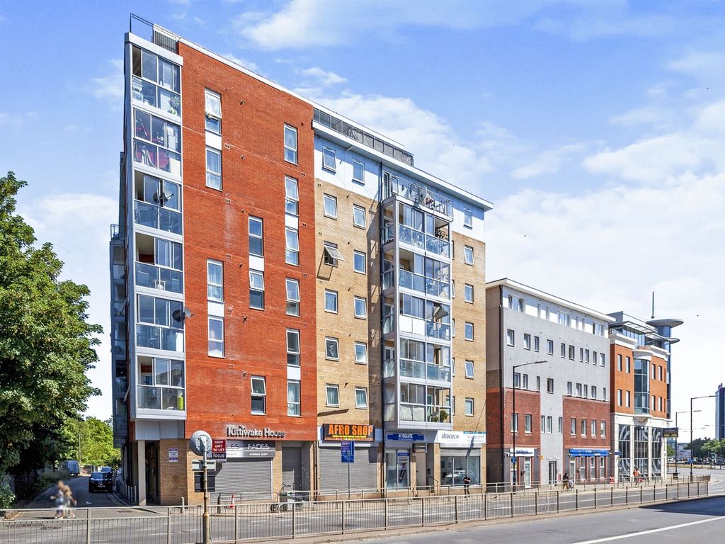 2 bed flat for sale in High Street, Slough SL1, £110,000