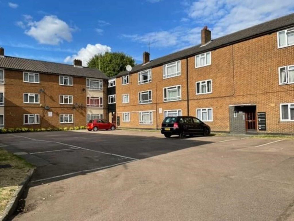2 bed flat for sale in Church Road, Leyton E10, £250,000