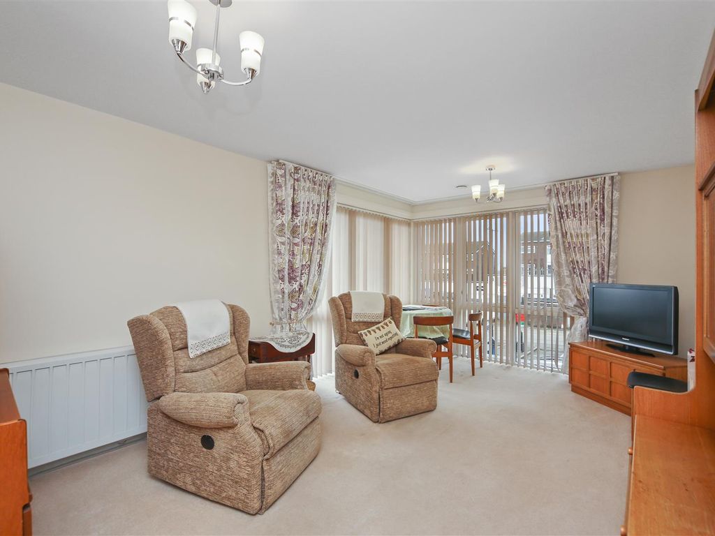 2 bed flat for sale in Wilton Court, Southbank Road, Kenilworth CV8, £245,000