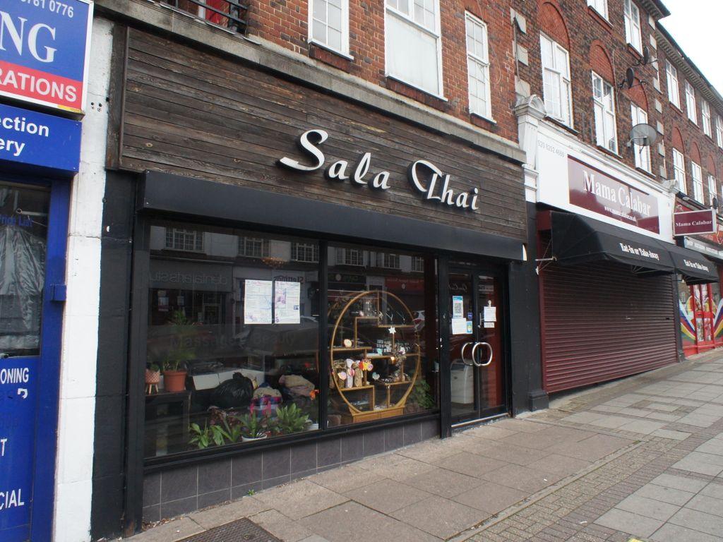 Retail premises for sale in Vivian Avenue, Hendon NW4, £325,000