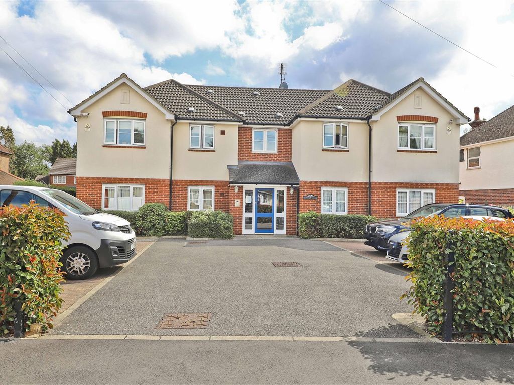 1 bed flat for sale in Corwell Lane, Uxbridge UB8, £260,000