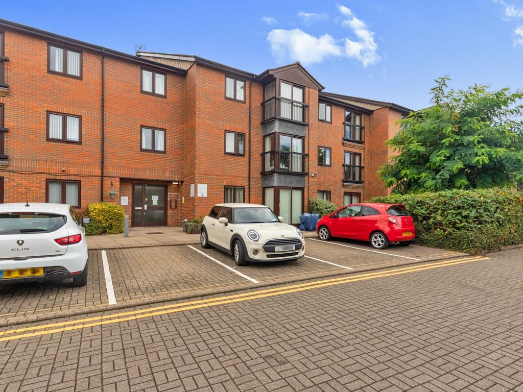1 bed flat for sale in Bancroft, Hitchin SG5, £110,000