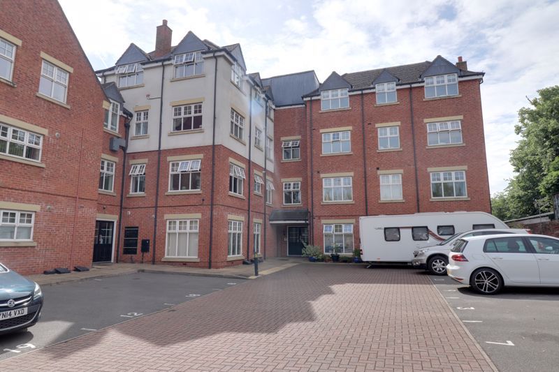 1 bed flat for sale in Roebuck Close, Uttoxeter, Staffordshire ST14, £100,000