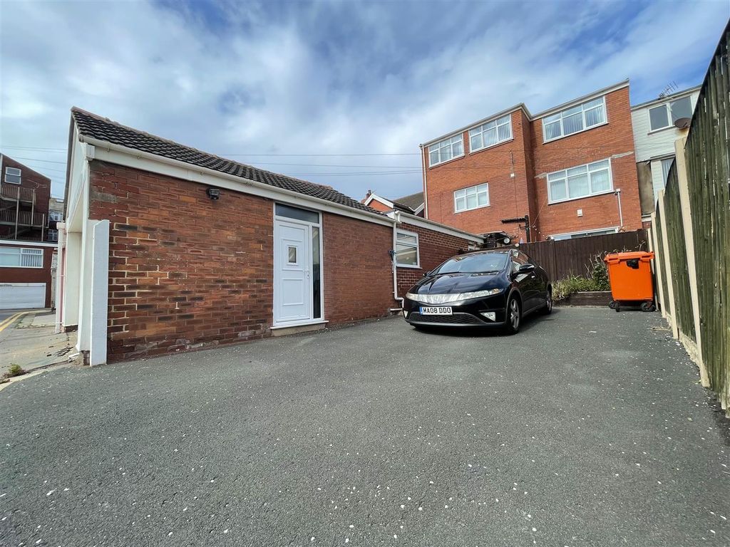 11 bed property for sale in Northumberland Avenue, Blackpool FY2, £285,000