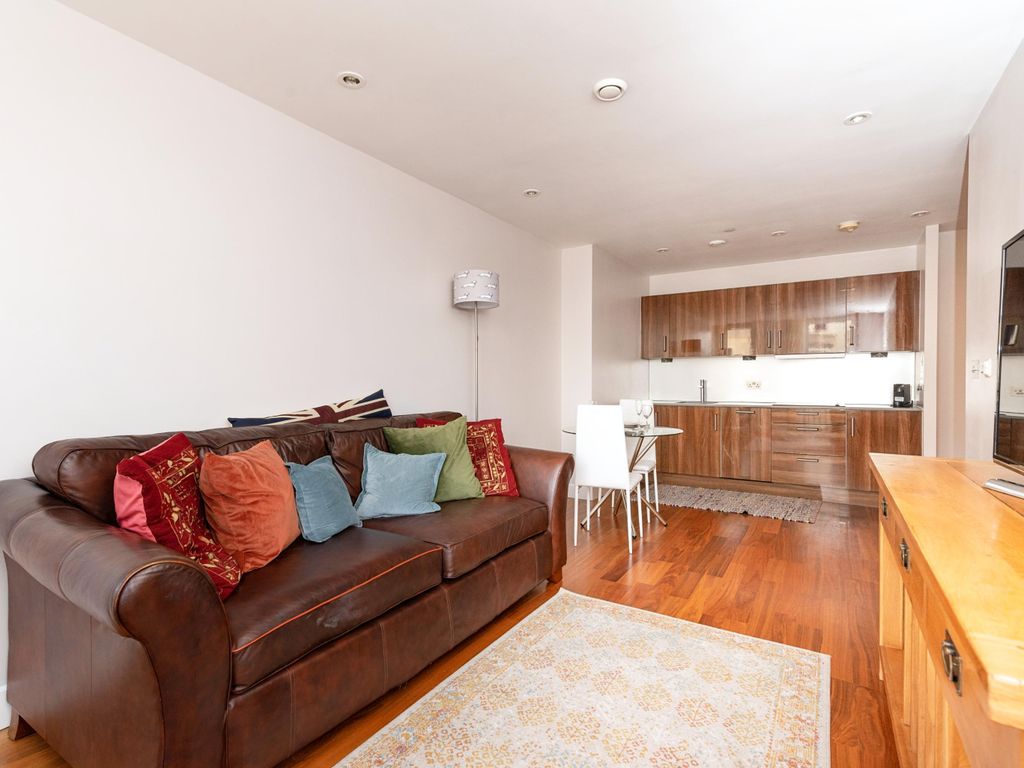 2 bed flat for sale in The Hayes, Caerdydd, The Hayes, Cardiff CF10, £260,000