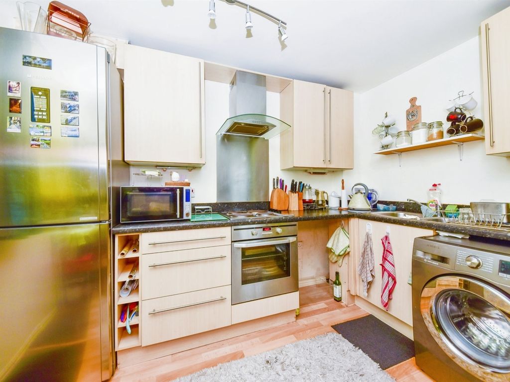 2 bed flat for sale in Hudson Way, Grantham NG31, £90,000