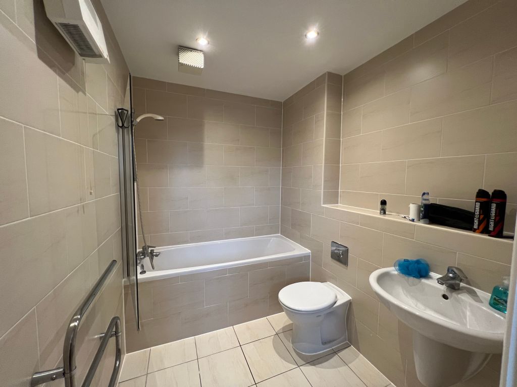 2 bed flat for sale in Holywell Heights, Sheffield S4, £80,000