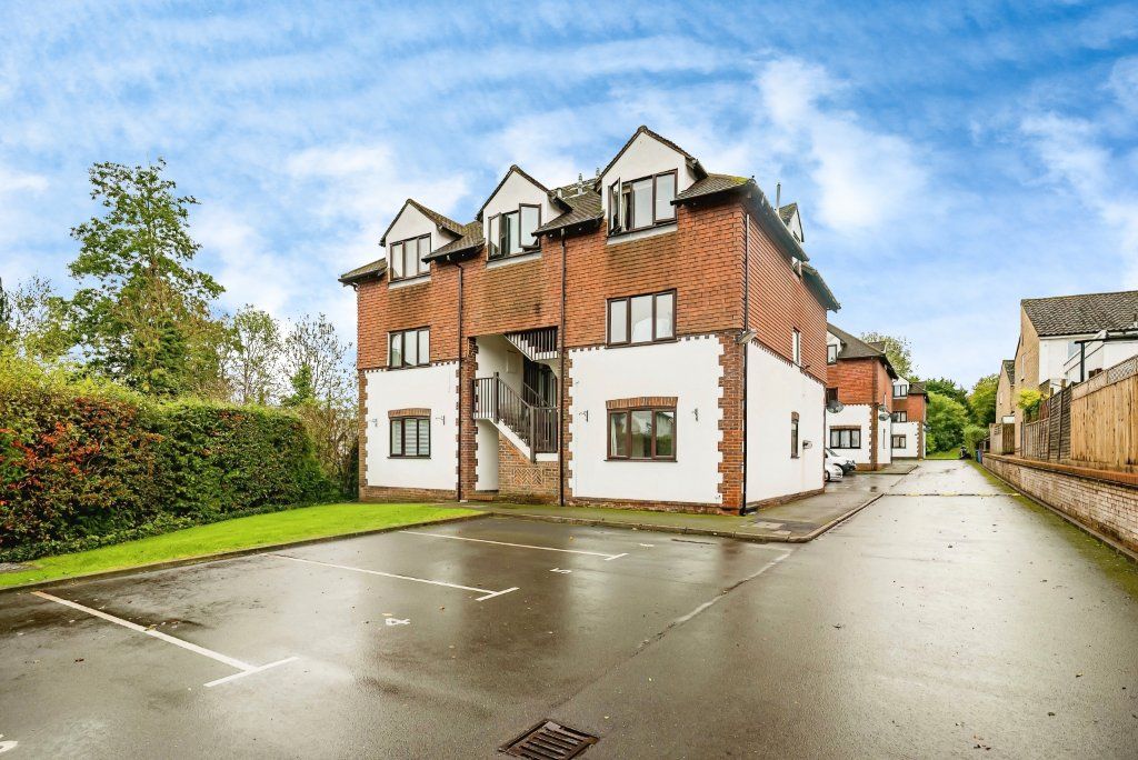 2 bed flat for sale in Bassetsbury Lane, High Wycombe HP11, £150,000