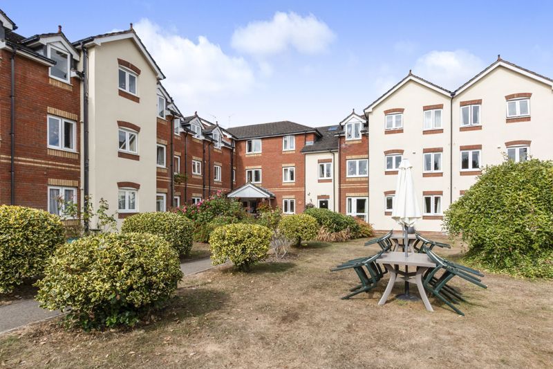 2 bed flat for sale in Willow Court, Alton GU34, £185,000