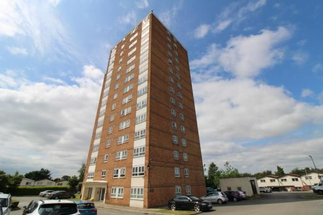 2 bed flat for sale in Highclere Avenue, Salford M7, £80,000