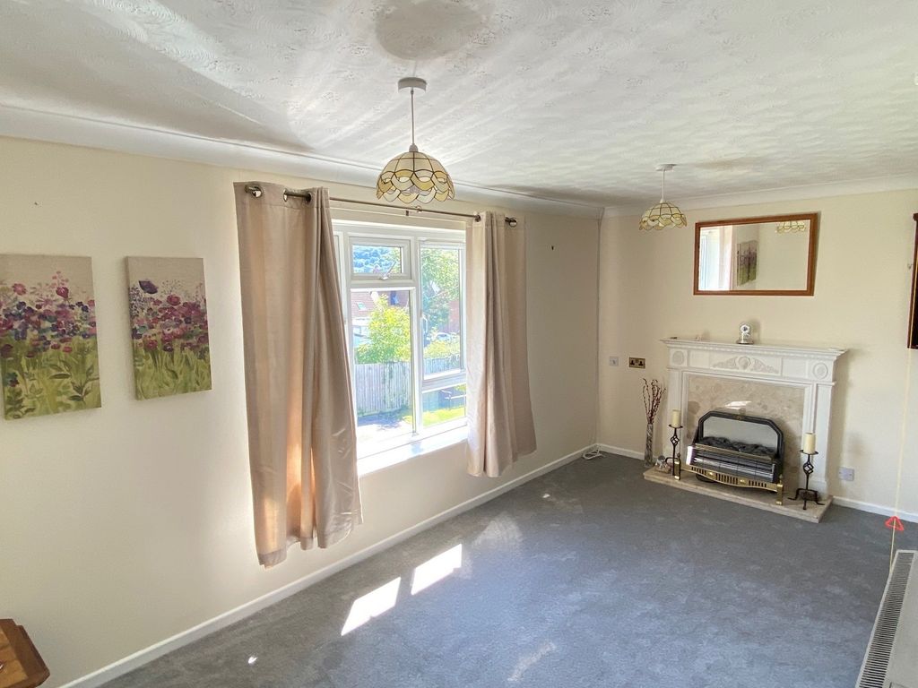 2 bed flat for sale in Mendip Lodge, Woodborough Drive, Winscombe, North Somerset. BS25, £120,000