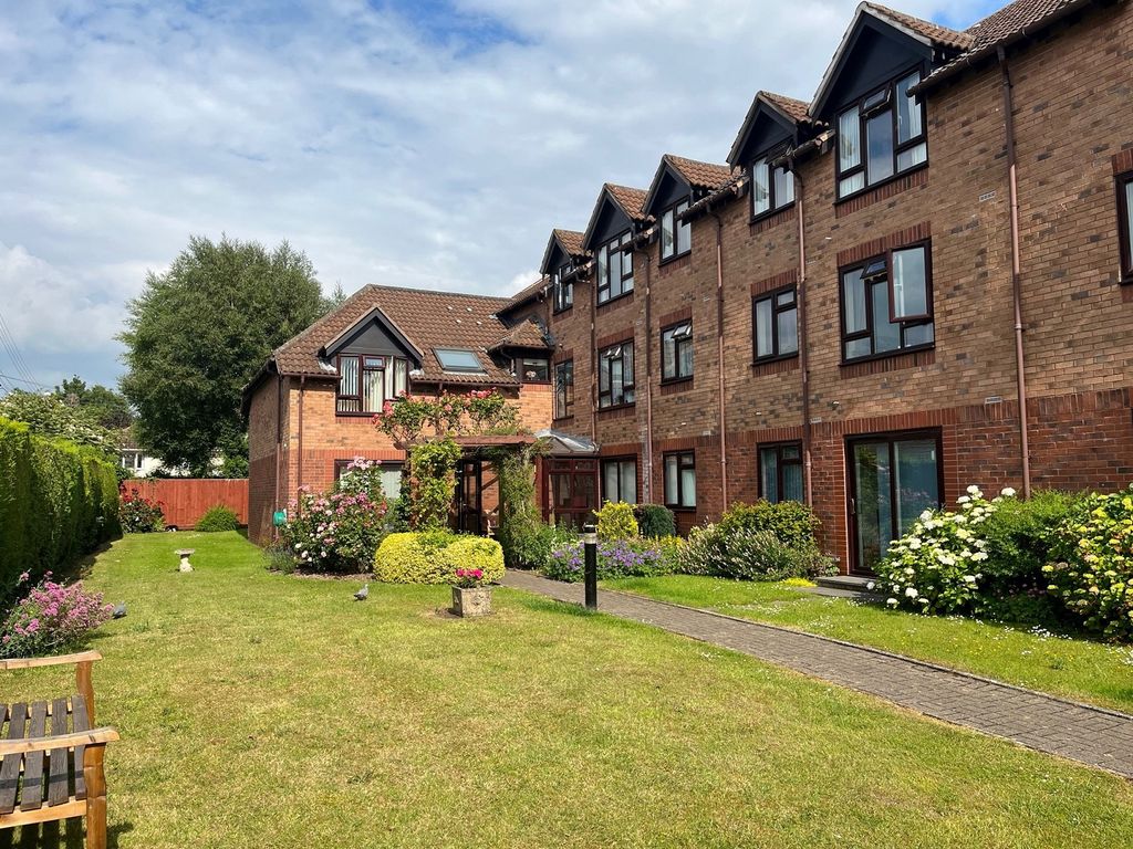 2 bed flat for sale in Woodborough Drive, Winscombe, North Somerset. BS25, £120,000