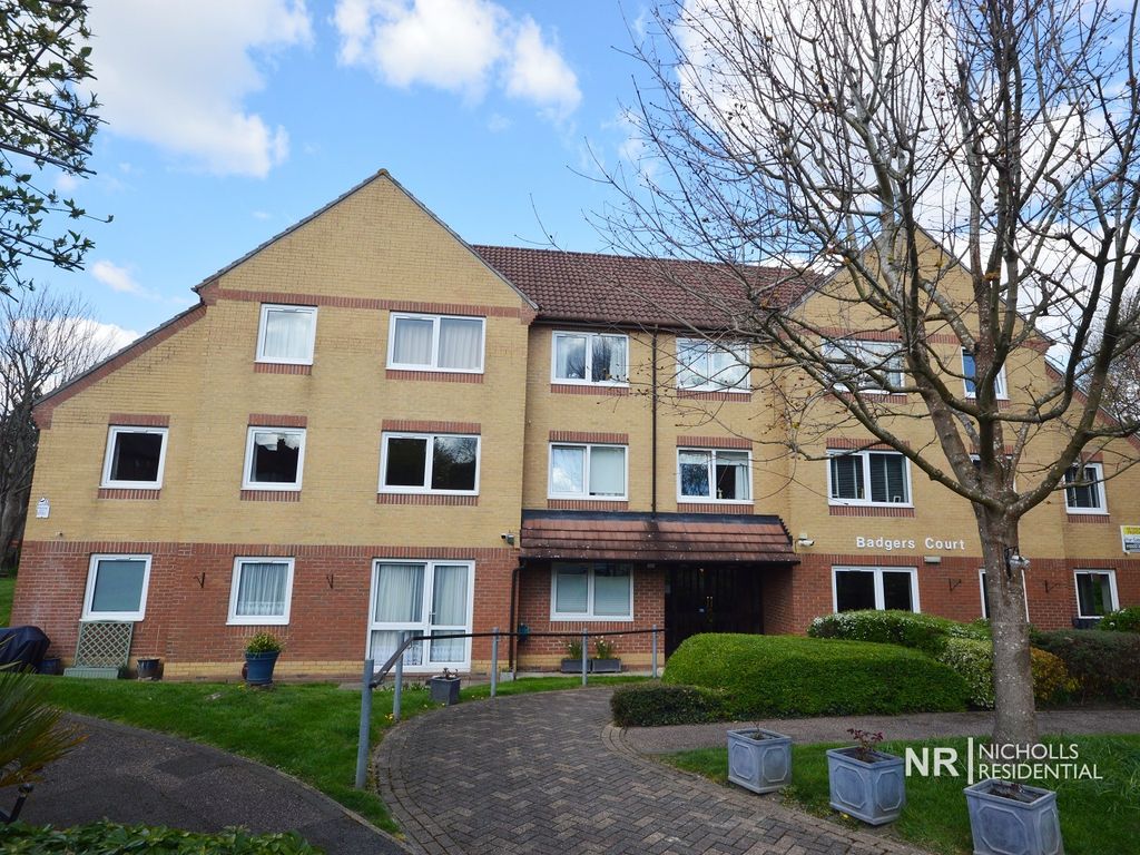 1 bed flat for sale in The Grove, Epsom, Surrey. KT17, £129,950