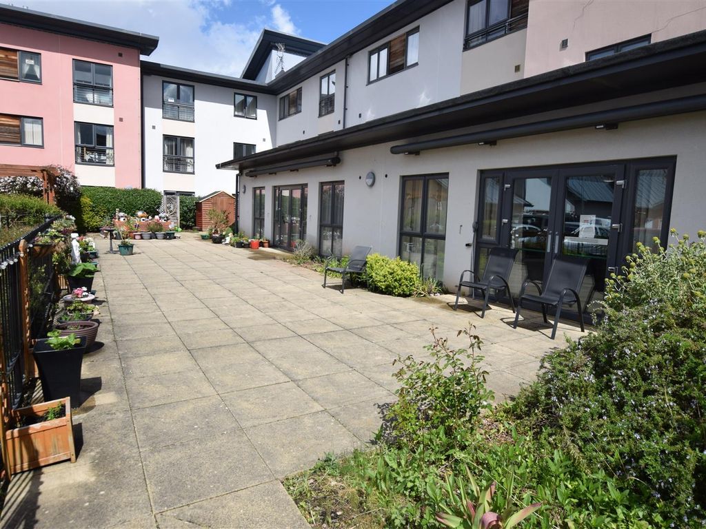 2 bed flat for sale in Waverley Court, Forth Avenue, Portishead BS20, £175,000