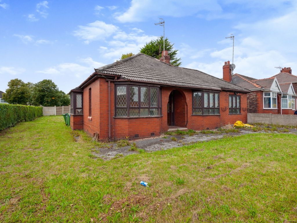 4 bed bungalow for sale in Lower House Lane, Widnes, Cheshire WA8, £225,000
