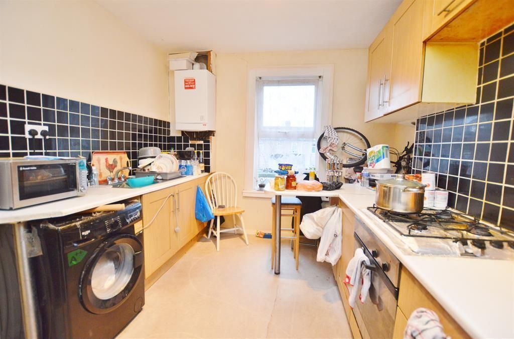 2 bed flat for sale in First Avenue, Manor Park, London E12, £270,000