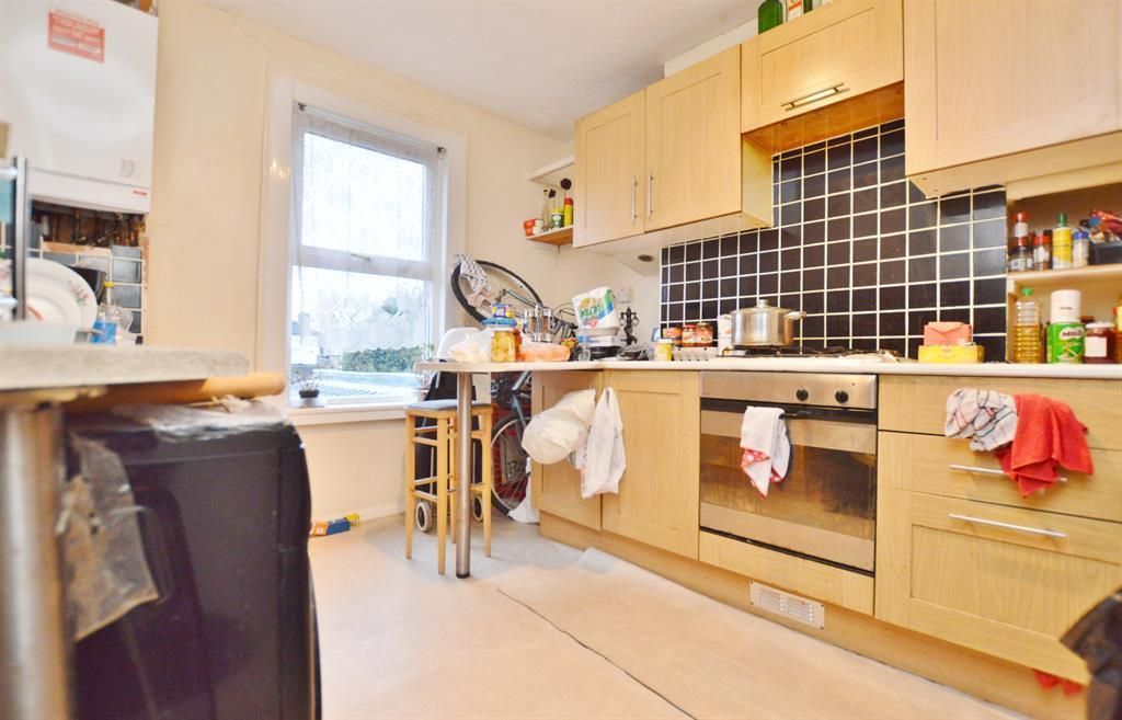 2 bed flat for sale in First Avenue, Manor Park, London E12, £270,000