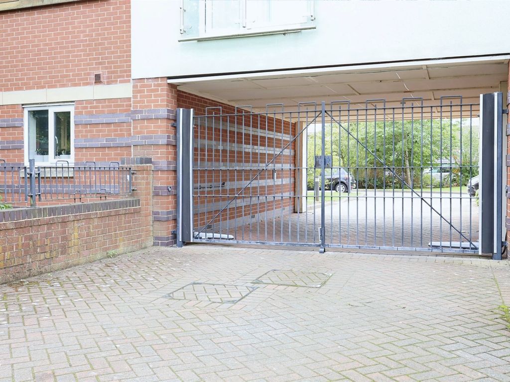 2 bed flat for sale in Willenhall Road, Wolverhampton WV1, £140,000